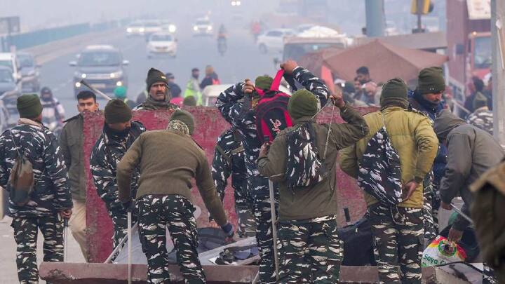 Delhi Farmer Protest : शेतकऱ्यांच्या  मोर्चाबाबत पोलिसांचा इशारा,दिल्ली-गुरुग्राम सीमेवर लावले काटेरी बॅरिकेड्स,पाहा छायाचित्रे