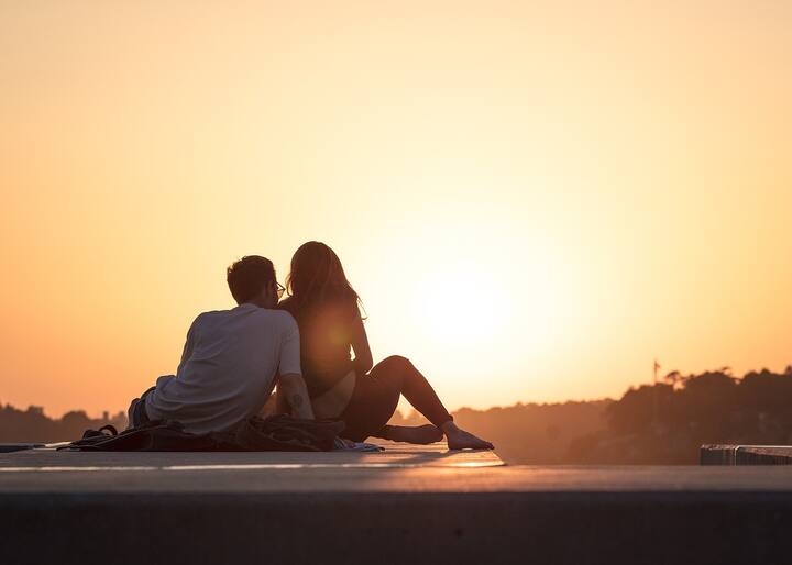 Exclusive Dating: நீங்களும் உங்கள் கூட்டாளியும் மற்றவர்களுடன் டேட்டிங் செய்யவோ, உலடலுறவு கொள்ளவோ கூடாது என பரஸ்பரம் முடிவு செய்துகொள்வது.