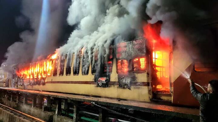 Pune Fire : पुणे रेल्वे जंक्शन यार्डातील रिकाम्या डब्याला लागली आग,अग्निशमन दलाच्या जवानांनी आग आणली आटोक्यात