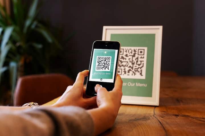 नेशनल पेमेंट कॉर्पोरेशन ऑफ इंडिया (NPCI) इस सर्विस को संचालित करती है. यूपीआई से लोग रियल टाइम फंड ट्रांसफर कर सकते हैं.