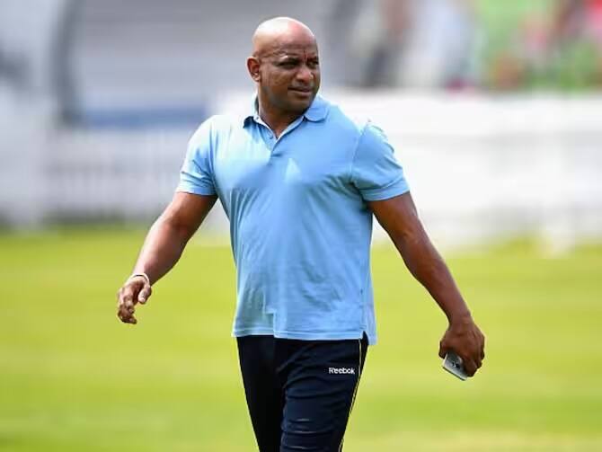 শ্রীলঙ্কার প্রাক্তন ক্রিকেটার সনৎ জয়সূর্য। তিনিও ক্রিকেট ছাড়ার পর রাজনীতিতে যোগ দিয়েছিলেন। সাংসদও ছিলেন।