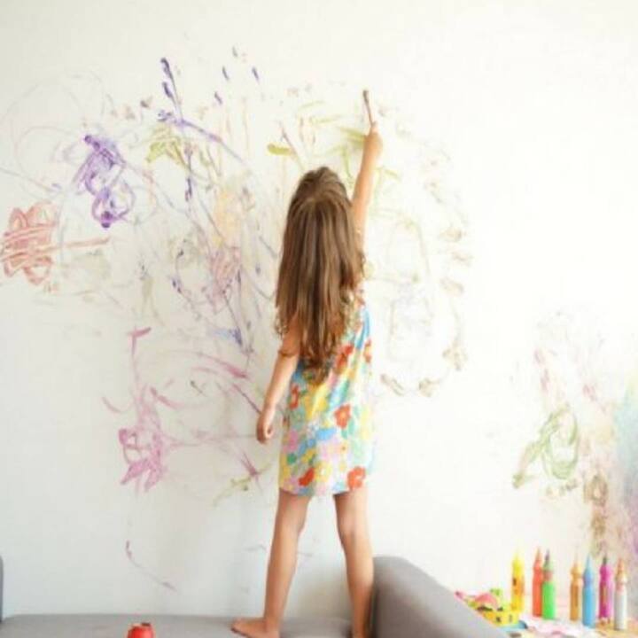 ਇਸ ਤੋਂ ਇਲਾਵਾ ਘਰ 'ਚ ਵੀ ਕਲੀਨਰ ਬਣਾ ਸਕਦੇ ਹੋ। ਕਲੀਨਰ ਬਣਾਉਣ ਲਈ ਗਰਮ ਪਾਣੀ ਵਿੱਚ ਥੋੜ੍ਹਾ ਜਿਹਾ ਡਿਟਰਜੈਂਟ ਮਿਲਾਓ। ਹੁਣ ਅੱਧਾ ਨਿੰਬੂ ਪਾਣੀ ਪਾ ਕੇ ਚੰਗੀ ਤਰ੍ਹਾਂ ਮਿਲਾਓ। ਇਸ ਮਿਸ਼ਰਣ ਨੂੰ ਇੱਕ ਸਪਰੇਅ ਬੋਤਲ ਵਿੱਚ ਪਾਓ ਅਤੇ ਕਿਸੇ ਵੀ ਦਾਗ ਵਾਲੀ ਥਾਂ 'ਤੇ ਛਿੜਕ ਦਿਓ।