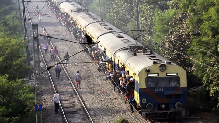 ट्रेन को लेकर लोगों के मन में कई सवाल होते हैं, लेकिन क्या आपनेे कभी सोचा है कि एक ट़्रेन का इंजन आखिर कितने डिब्बे खींच सकता है और ट्रेन में होते कितने डिब्बे हैं. यदि नहीं तो चलिए जान लेते हैं.