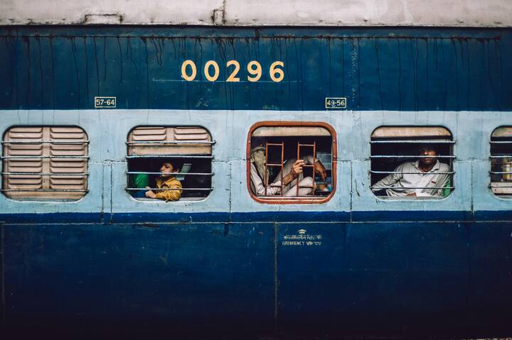 तर मालगाडीमध्ये डब्यांची कमाल मर्यादा 50 ते 60 असते.( Image Credit- Unsplash )