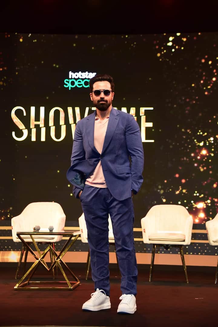 इस दौरान इमरान हाशमी आंखों पर काला चश्मा और ब्लू सूट पहने हुए काफी डेशिंग लग रहे थे.