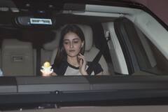 क्रॉप टॉप के साथ डेनिम पेयर किए Ananya तो ऑल ब्लैक लुक में Janhvi हुईं स्पॉट, बिना मेकअप के भी एक्ट्रेस लगीं बला की खूबसूरत