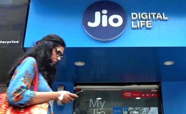 जिओ पेमेंट्स बँक (Jio Payments Bank): जिओ पेमेंट्स बँक आपल्या यूजर-फ्रेण्डली मोबाइल अॅपद्वारे  बँकिंग व पेमेंट सोल्यूशन्सची वैविध्यपूर्ण मालिका देऊ करते.(Photo Credit : ABP Majha )