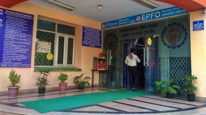 સૌથી પહેલા તમારે મેમ્બર સર્વિસ પોર્ટલ પર જવું પડશે. આ પછી, તમારે ઑનલાઇન સેવાઓ પર જવું પડશે અને વન મેમ્બર વન EPF એકાઉન્ટ પર ક્લિક કરવું પડશે.તમારી અંગત વિગતો સ્ક્રીન પર દેખાવાનું શરૂ થશે. આ ઉપરાંત નવી કંપનીમાં બનાવેલ EPF એકાઉન્ટ પણ દેખાશે. આમાં જૂની કંપનીનું ફંડ ટ્રાન્સફર કરી શકાય છે.