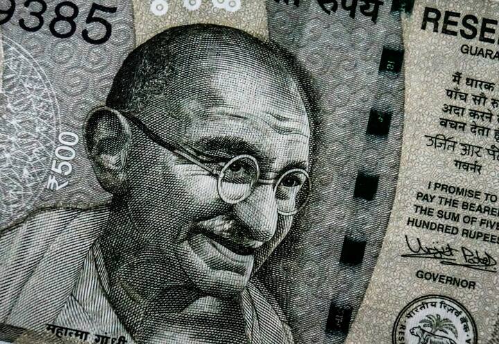 त्याद्वारे वेतनदार व स्वयंरोजगारित व्यक्तींना १०,००० ते २ लाख रुपयांपर्यंत कर्ज मिळू शकते. त्यासाठी ते ३ महिने ते २४ महिन्यांच्या मुदतीतील ईएमआयचे पर्याय निवडू शकतात. (Photo Credit : ABP Majha )