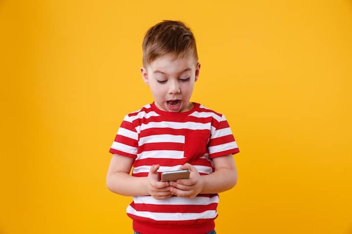 Mobile Phone Addiction in Children Phone Addiction: સ્માર્ટફોનની લત 10 વર્ષથી ઓછી ઉંમરના બાળકો માટે ઘાતક, જાણો કઇ કઇ સમસ્યાઓ થઇ શકે છે?