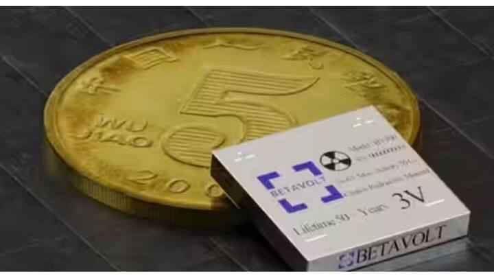 ধাতব মুদ্রার মতো ছোট পরমাণু ব্যাটারি তৈরি করেছে চিন, যার আয়ু প্রায় ৫০ বছর। আপাতত পরীক্ষামূলক পর্যায়ে রয়েছে সেটি। ছাড়পত্র পেলে বাজারে চলে আসবে। ছবি: ফাইল।