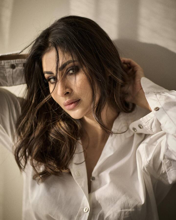 मौनी रॉय तिच्या कोणत्याही प्रोजेक्टसाठी चर्चेत असेल किंवा नसेल, पण ती नेहमीच तिच्या ड्रेसिंग सेन्समुळे आणि स्टायलिश स्टाइलमुळे चर्चेत असते. (photo:imouniroy/ig)