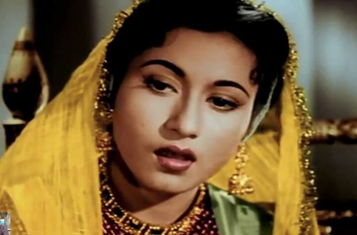 मधुबाला अपने आखिरी दिनों में काफी अकेली हो गई थीं, किशोर कुमार भी उनके साथ समय नहीं बिताते थे. लगभग 8 साल की बीमारी को झेलते हुए 23 फरवरी 1969 को हिंदी सिनेमा की बेहद खूबसूरत और टैलेंटेड एक्ट्रेस ने दुनिया को अलविदा कह दिया. मधुबाला के निधन के समय उनकी उम्र मात्र 36 साल थी.