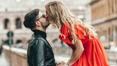 Kiss Day 2024 7 different types of kisses and their meanings here Kiss Day 2024: அன்பின் வெளிப்பாடு.. நீங்கள் கொடுக்கும் முத்தத்தின் அர்த்தம் என்ன தெரியுமா? லிஸ்ட் இதோ