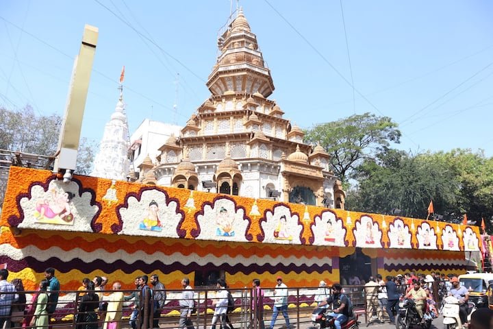 त्यानंतर किराणा घराण्याच्या गायिका पद्मा देशपांडे यांनी आपली गायन सेवा श्रीगणेशाच्या चरणी अर्पण केली.(Photo Credit : ABP Majha , Pune reporter)