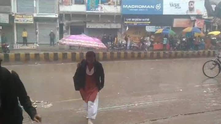 UP Weather News: धर्मनगरी काशी में मंगलवार सुबह से ही बारिश जारी है. रबी के फसल के लिए बारिश बेहद आवश्यक है. आईएमडी रिपोर्ट के अनुसार 14 फरवरी तक बारिश के बाद ही मौसम सामान्य होगा.