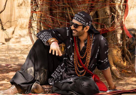 कार्तिक आर्यन ने बताया है कि फिल्म भूल भुलैया 3 में विद्या बालन 'मंजूलिका' बनकर एक बार फिर फैंस को डराने और हंसाने आ रही हैं. कार्तिक-विद्या की जुगलबंदी भी कार्तिक आर्यन के शेयर किए वीडियो में दिखाई गई.