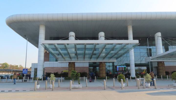 देहरादून हवाई अड्डे पर आसान और बिना परेशानी का एक्सपीरीएंस प्रदान करने के लिए इस न्यू टर्मिनल बिल्डिंग का प्लान और निर्माण दो चरणों में किया गया था.