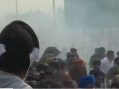 Farmers Protest 2024: शंभू बॉर्डर पर पुलिस ने किसानों पर छोड़े आंसू गैस के गोले, मच गई भगदड़