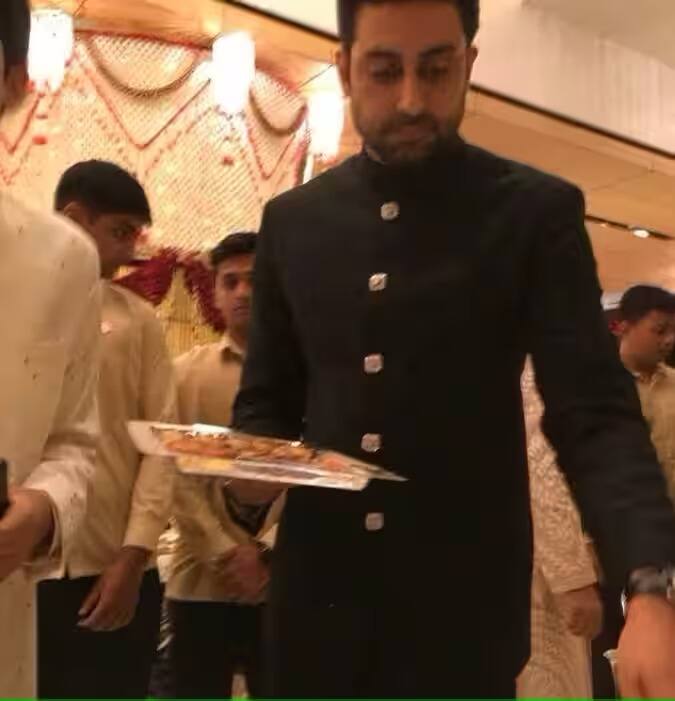 ਅਮਿਤਾਭ ਬੱਚਨ ਦੇ ਬੇਟੇ ਅਭਿਸ਼ੇਕ ਬੱਚਨ ਵੀ ਆਪਣੇ ਪਿਤਾ ਵਾਂਗ ਈਸ਼ਾ ਦੇ ਵਿਆਹ 'ਚ ਮਹਿਮਾਨਾਂ ਦੀ ਸੇਵਾ ਕਰਦੇ ਨਜ਼ਰ ਆਏ।