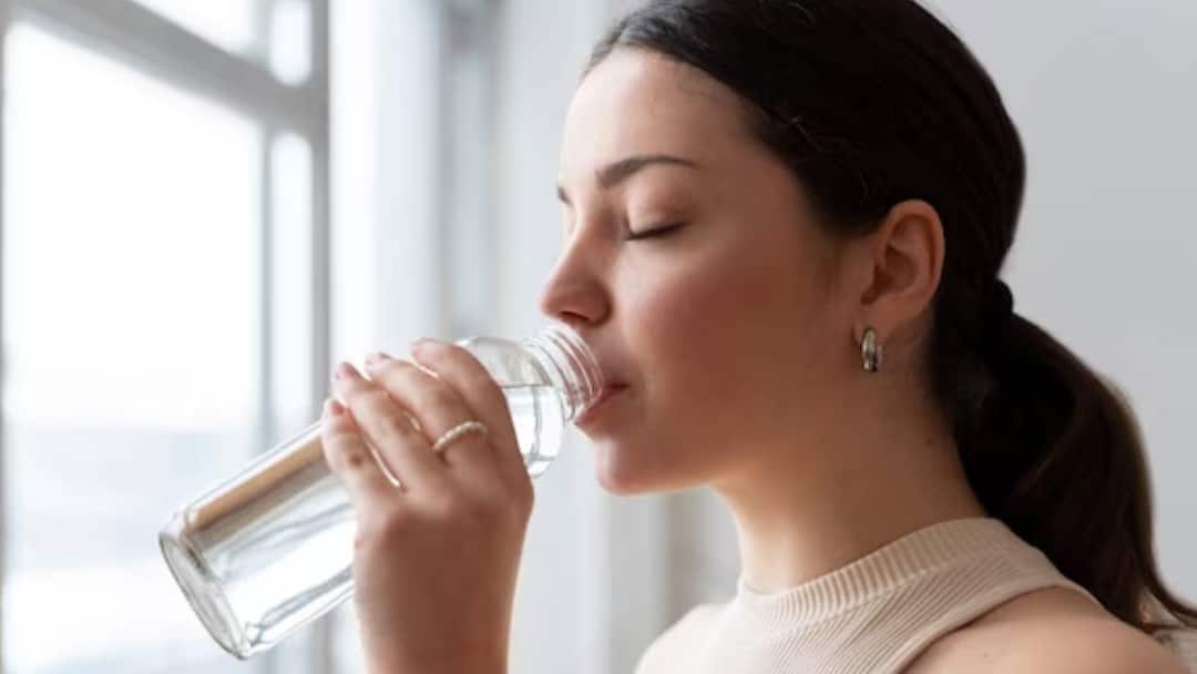 what happens to your body when you go on a 7 day water only fast अगर 7 दिन 'सिर्फ पानी वाला व्रत' रखें तो बॉडी के अंदर क्या होगा? जान लीजिए