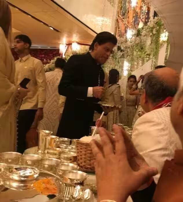 ਬਾਲੀਵੁੱਡ ਦੇ ਕਿੰਗ ਆਫ ਰੋਮਾਂਸ ਯਾਨੀ ਸ਼ਾਹਰੁਖ ਖਾਨ ਨੇ ਵੀ ਈਸ਼ਾ ਅੰਬਾਨੀ ਦੇ ਵਿਆਹ 'ਚ ਮਹਿਮਾਨਾਂ ਨੂੰ ਖਾਣਾ ਪਰੋਸਿਆ।