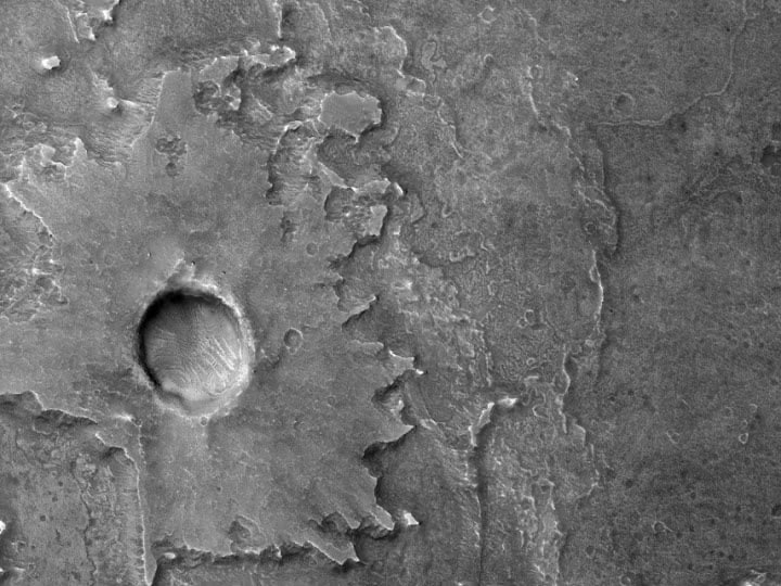 NASA released picture of mysterious hole on Mars, may give clue of life on Red Planet મંગળ પર છે રહસ્યમય હોલ, લાલ ગ્રહ પર જીવનનો સંકેત આપી શકે છે