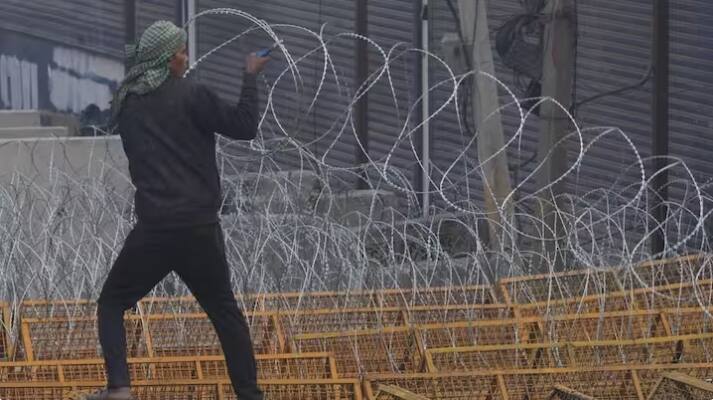 farmers protest delhi singhu border sealed movement halted people stuck in jam delhi chalo Farmers Protest: ਦਿੱਲੀ-ਸਿੰਘੂ ਬਾਰਡਰ ਸੀਲ, ਆਵਾਜਾਈ ਠੱਪ, ਅਲਰਟ 'ਤੇ ਪੁਲਿਸ, ਲੋਕ ਖੱਜਲ ਖ਼ੁਆਰ