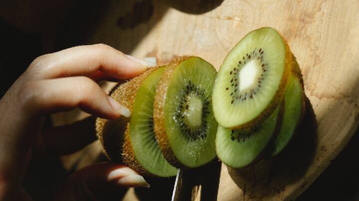 Kiwi Benefits :  किवीमध्ये भरपूर जीवनसत्त्वे आहेत जे आरोग्यासाठी फायदेशीर आहे.  हिवाळ्यात किवी  कोणत्या कारणांसाठी खावे?  जाणून घेणार आहोत.