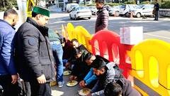 हिमाचल: सड़क किनारे रातें गुजारने को मजबूर पढ़े-लिखे युवा, डोनेशन लेकर हो रहा खाने का प्रबंध