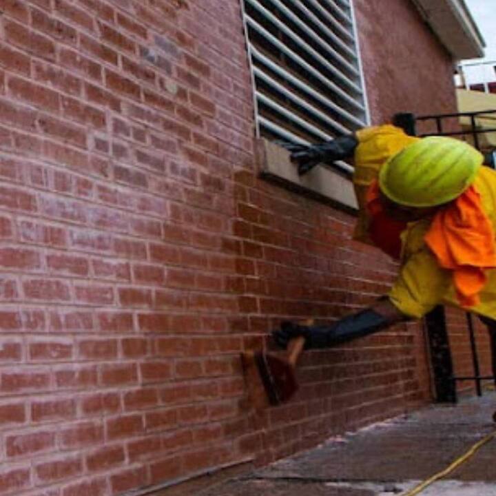 ਵਾਸ਼ਏਬਲ ਪੇਂਟ ਨੂੰ ਸਾਫ਼ ਕਰਨ ਲਈ ਕਿਸੇ ਚੰਗੇ ਕਲੀਨਰ ਦੀ ਮਦਦ ਲਓ। ਜ਼ਿੱਦੀ ਦਾਗ-ਧੱਬਿਆਂ ਨੂੰ ਹਟਾਉਣ ਲਈ ਤੁਸੀਂ ਬਜ਼ਾਰ ਤੋਂ ਕਲੀਨਰ ਵੀ ਖਰੀਦ ਸਕਦੇ ਹੋ।