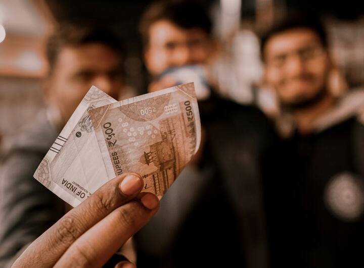 अमेझॉन वॉलेट पेमेंट पद्धती स्टोअर करण्याचे तसेच सुरक्षितपणे व्यवहार व्यवस्थापित करण्याचे सोयीस्कर मार्ग पुरवते. अमेझॉनच्या काटेकोर सुरक्षितता मानकांद्वारे ही सेवा एक संरक्षित व सोयीस्कर प्लॅटफॉर्म देऊ करते. अमेझॉन पेद्वारे कोट्यवधी वापरकर्ते निश्चिंतपणे व्यवहार करू शकतात. (Photo Credit : ABP Majha )