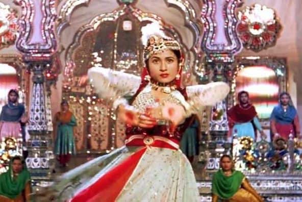 किशोर कुमार अपने काम में व्यस्त रहने लगे और इधर मधुबाला बीमारी से लड़ते हुए अकेली पड़ गईं. बताया जाता है कि आखिरी दिनों में मधुबाला को बीमारी ने बुरी तरह जकड़ लिया था. फेफड़ों में इंफेक्शन होने के कारण उनके नाक और मुंह से ज्यादा ब्लड निकलता था. रिपोर्ट्स के मुताबिक, लगभग 8 सालों तक वे बिस्तर पर रहीं.
