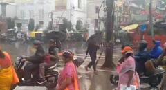 Varanasi News: गरज़ चमक के साथ वाराणसी में बारिश जारी - दो दिनों तक जारी रहेगी वाराणसी में बारिश - देखिए तस्वीरों में