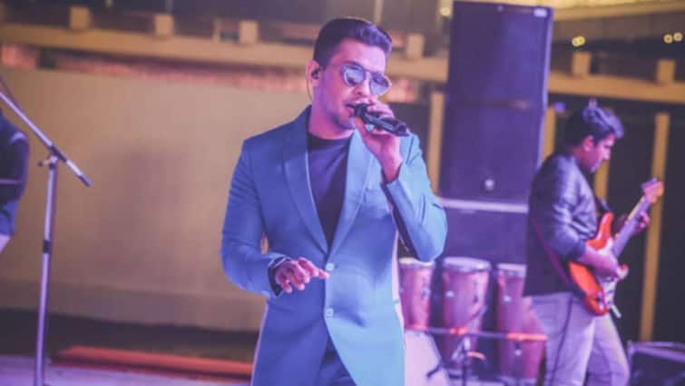 Hitting with mic throwing phones Netizens are fire on singer Aditya Narayan Aditya Narayan: మైకుతో కొట్టి, ఫోన్లు విసిరేసి - అభిమానులపై సింగర్ ఆదిత్య నారాయణ్ ప్రతాపం