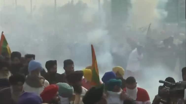 Farmers Protest: Police fire tear gas at Punjab Haryana Shambhu border Farmers Protest: शंभू बॉर्डर पर आमने-सामने पुलिस और किसान, ड्रोन से दागे गए आंसू गैस के गोले