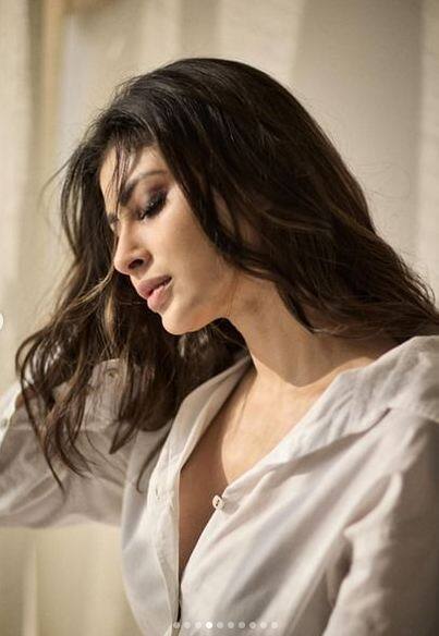 ਇਨ੍ਹਾਂ ਤਸਵੀਰਾਂ ਨੂੰ ਸ਼ੇਅਰ ਕਰਦੇ ਹੋਏ ਮੌਨੀ ਰਾਏ ਨੇ ਕੈਪਸ਼ਨ ਦਿੱਤਾ- ਡਰ ਦਾ ਪ੍ਰਭੂ, ਰੋਸ਼ਨੀ ਦਾ ਦਾਨਵ।