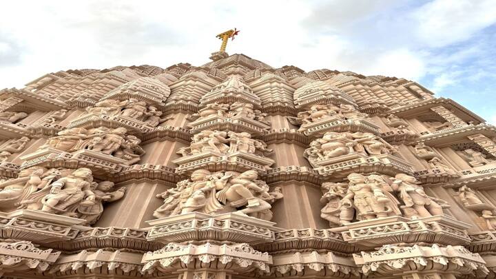 આ હિન્દુ મંદિર લગભગ 700 કરોડ રૂપિયાના ખર્ચે 27 એકર જમીન પર બનાવવામાં આવ્યું છે. તેના મધ્ય ભાગમાં સ્વામી નારાયણની મૂર્તિનો અભિષેક કરવામાં આવશે.