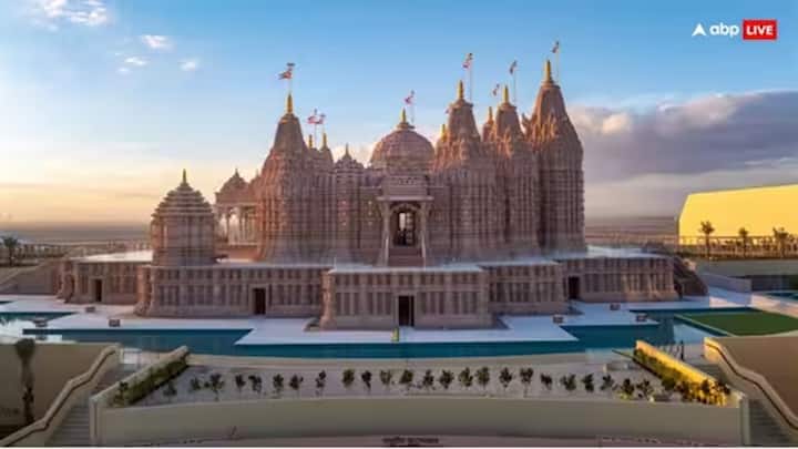 આરસથી બનેલા મંદિરના સ્તંભોમાં અદભૂત કારીગરી કરવામાં આવી છે. દરેક સ્તંભ પર હનુમાનજી, રામ, સીતા અને ગણેપતિની મૂર્તિઓ કોતરવામાં આવી છે. ભારતીય સંસ્કૃતિનું નિરૂપણ કરવામાં આવ્યું છે. મંદિરના બહારના સ્તંભો પર સીતા સ્વયંવર, રામ વનગમન, કૃષ્ણ લીલાઓ વગેરેનો સમાવેશ કરવામાં આવ્યો છે.