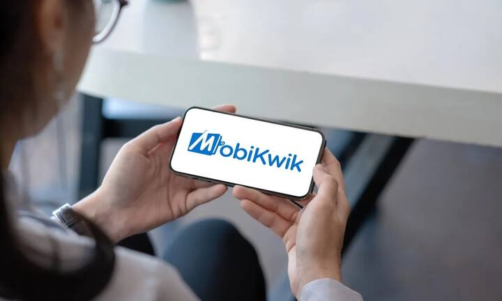 मोबिक्विक (MobiKwik): अत्याधुनिक एनक्रिप्शन आणि सर्वोच्च दर्जाच्या सुरक्षितता सुविधांच्या जोरावर मोबिक्वि‍क वापरकर्त्याला सुरक्षित व्यवहार करण्याची मुभा देते. त्यामुळे आर्थिक उपक्रम निश्चिंत मनाने करणे शक्य होते. मोबिक्विक वॉलेटसह अनेक डिजिटल वित्तीय सोल्यूशन्सचा सर्वसमावेशक समूह मोबिक्विक देऊ करते. (Photo Credit : ABP Majha )
