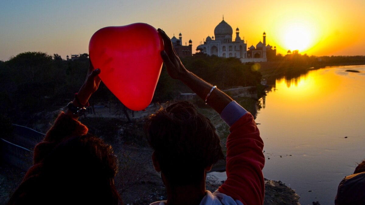 Valentines Day 2024: वैलेंटाइन डे पर अपने पार्टनर को रोमांटिक शायरी से करें इंप्रेस, ऐसे कहें दिल के जज़्बात