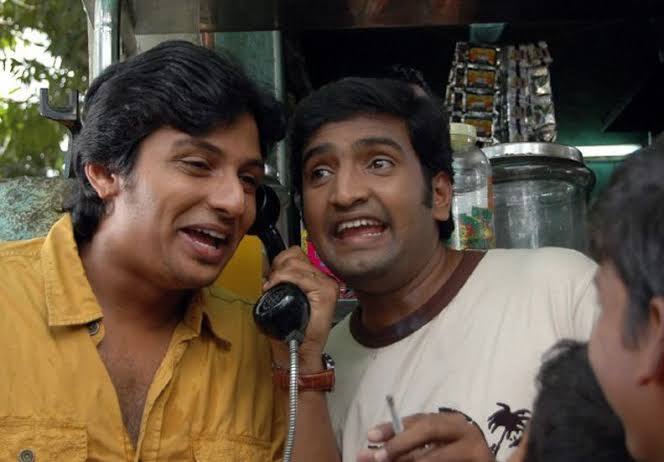 “மச்சி ஒரு குவாட்டர் சொல்லு”, “அவ போய் ஆறு மாசம் ஆகுது”, “மட்டன் குஸ்காவா”, “ஒவ்வொரு பொண்ணுக்கும் ஒவ்வொரு ஃபீலிங் மச்சி”, “ நல்லவங்க பேச்சு ரீச் ஆகும்.. என்ன கொஞ்சம் லேட் ஆகும்”, “அவ கிட்ட புடிச்சா ஒரே விஷயம் என்னனு தெரியுமா? அவ எனக்கு அடங்கவே மாட்டா மச்சி” என படம் முழுவதும் இருக்கும் வசனங்கள் அனைத்தும் இன்றைய இளைஞர்களும் சரளமாக வரும்.