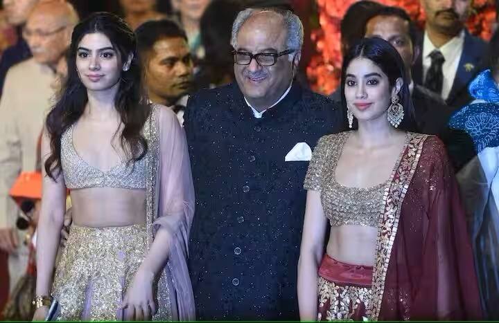 ਤੁਹਾਨੂੰ ਦੱਸ ਦੇਈਏ ਕਿ ਇਸ ਸ਼ਾਹੀ ਵਿਆਹ ਵਿੱਚ ਬੋਨੀ ਕਪੂਰ ਆਪਣੀਆਂ ਦੋ ਬੇਟੀਆਂ ਖੁਸ਼ੀ ਅਤੇ ਜਾਹਨਵੀ ਕਪੂਰ ਨਾਲ ਪਹੁੰਚੇ ਸਨ।