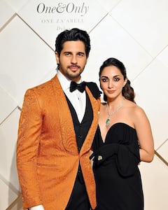 Valentine Week में सिद्धार्थ मल्होत्रा ने अपनी ब्यूटीफुल वाइफ कियारा संग शेयर की रोमांटिक तस्वीरें, लिखा- 'हर जगह एक साथ'