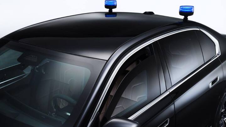 আর্মারড গাড়ি বিভিন্ন বিখ্যাত মানুষদের কাছে খুবই প্রয়োজনীয়, কারণ এগুলি সাধারণভাবে বুলেটপ্রুফ ও বম্ব প্রুফ হয়ে থাকে। বিএমডব্লিউর নতুন ৭ সিরিজ এবার এই উন্নত প্রোটেকশন সিস্টেম নিয়েই ভারতের বাজারে এল।   ছবি- নিজস্ব