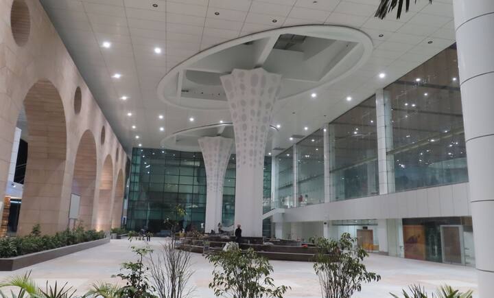 दो-चरणों में बना यह टर्मिनल भवन, इस एरिया की हवाई कनेक्टिविटी और आर्थिक विकास को महत्वपूर्ण रूप से बढ़ावा प्रदान करने में अहम भूमिका निभाएगा.