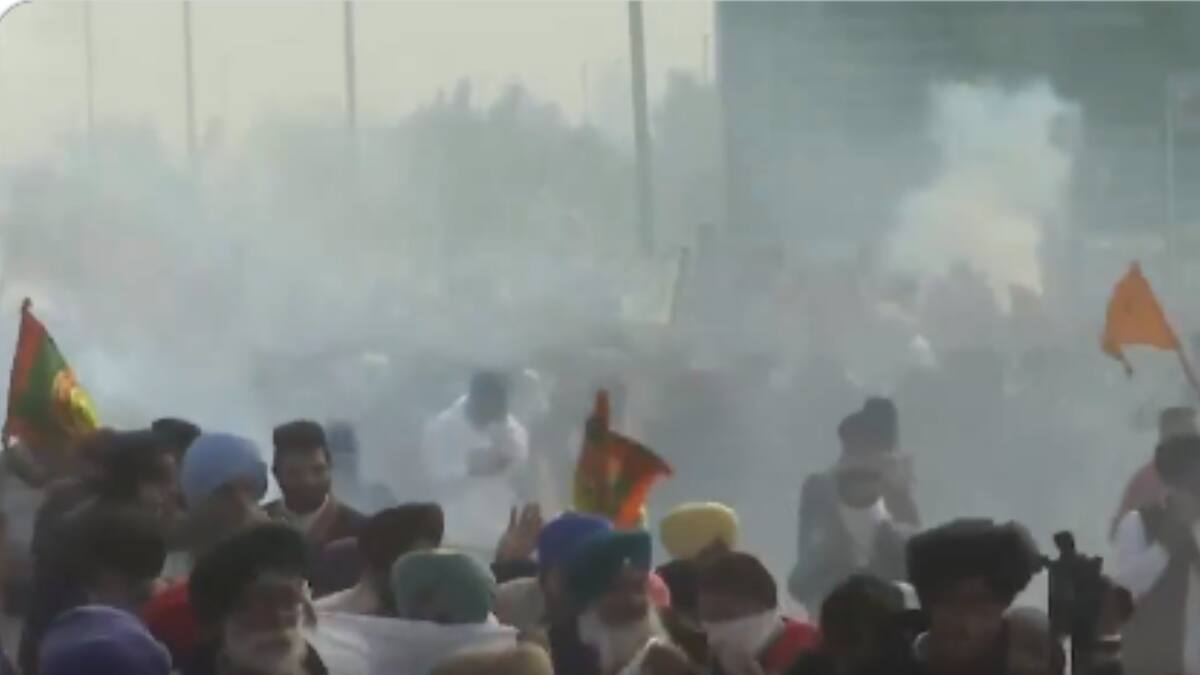 Farmers Protest 2024: शंभू बॉर्डर पर पुलिस ने किसानों पर छोड़े आंसू गैस के गोले, मच गई भगदड़