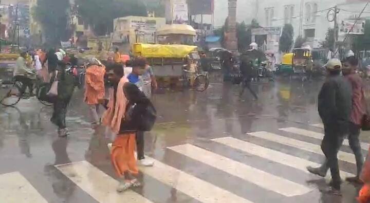 मौसम वैज्ञानिकों की माने तो 12 फरवरी और 13 फरवरी को वाराणसी,भदोही, जौनपुर, आजमगढ़, सुल्तानपुर, गाजीपुर,चंदौली, मिर्जापुर, प्रयागराज सहित अन्य क्षेत्रों में गरज चमक के साथ बारिश हो सकती है.