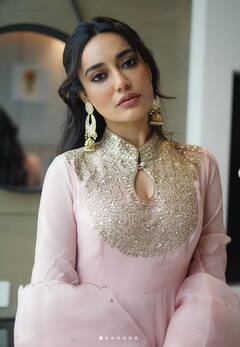 Surbhi Jyoti: ਸੁਰਭੀ ਜੋਤੀ ਨੇ ਆਪਣੇ ਟ੍ਰੈਡਿਸ਼ਨਲ ਲੁੱਕ ਨਾਲ ਜਿੱਤਿਆ ਪ੍ਰਸ਼ੰਸਕਾਂ ਦਾ ਦਿਲ, ਸੋਸ਼ਲ ਮੀਡੀਆ 'ਤੇ ਵਾਇਰਲ ਹੋਈਆਂ ਤਸਵੀਰਾਂ