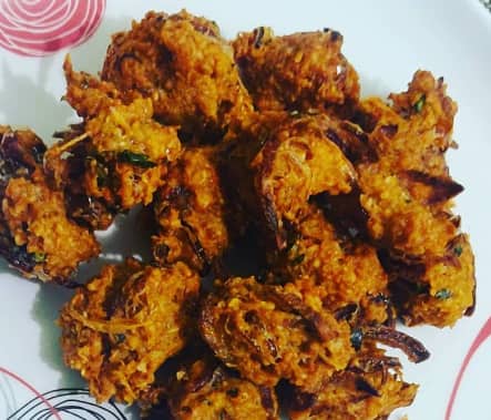 தேவையான அளவு எண்ணையை சூடு செய்து, பக்கோடா கலவையை போட்டு பொன்னிறமாகும் வரை பொரிக்கவும்.